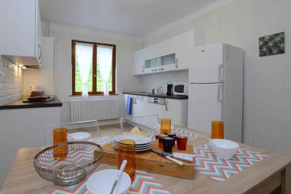 Kitchen or kitchenette, Dining area