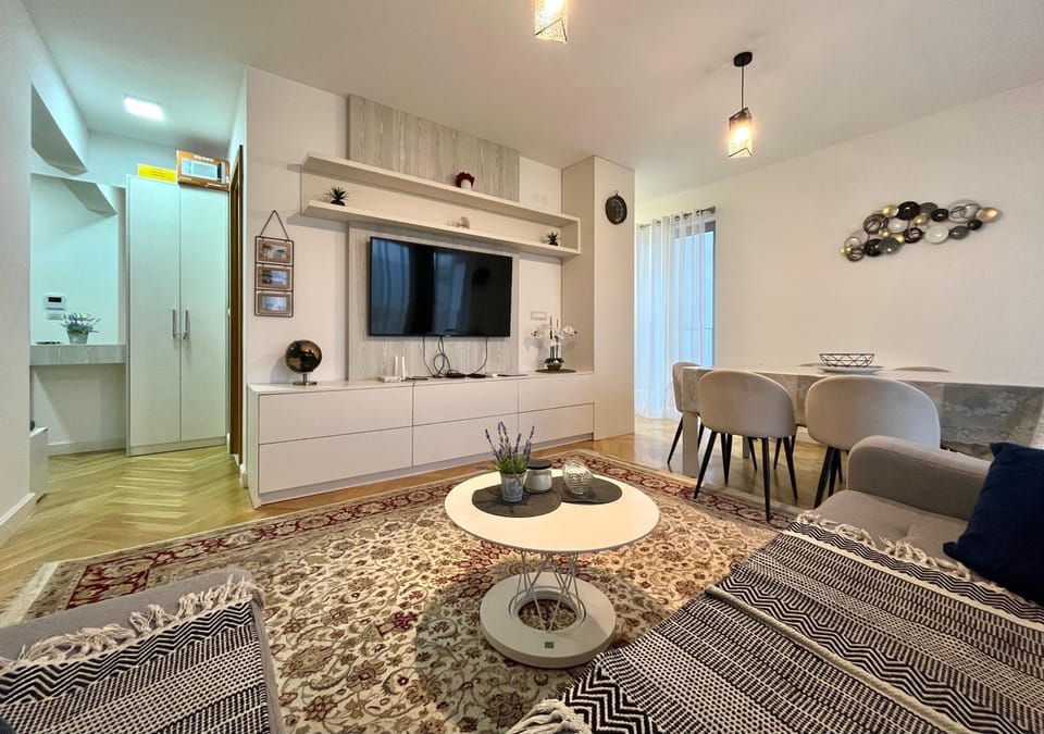 TV and multimedia, Living room, Seating area, Dining area