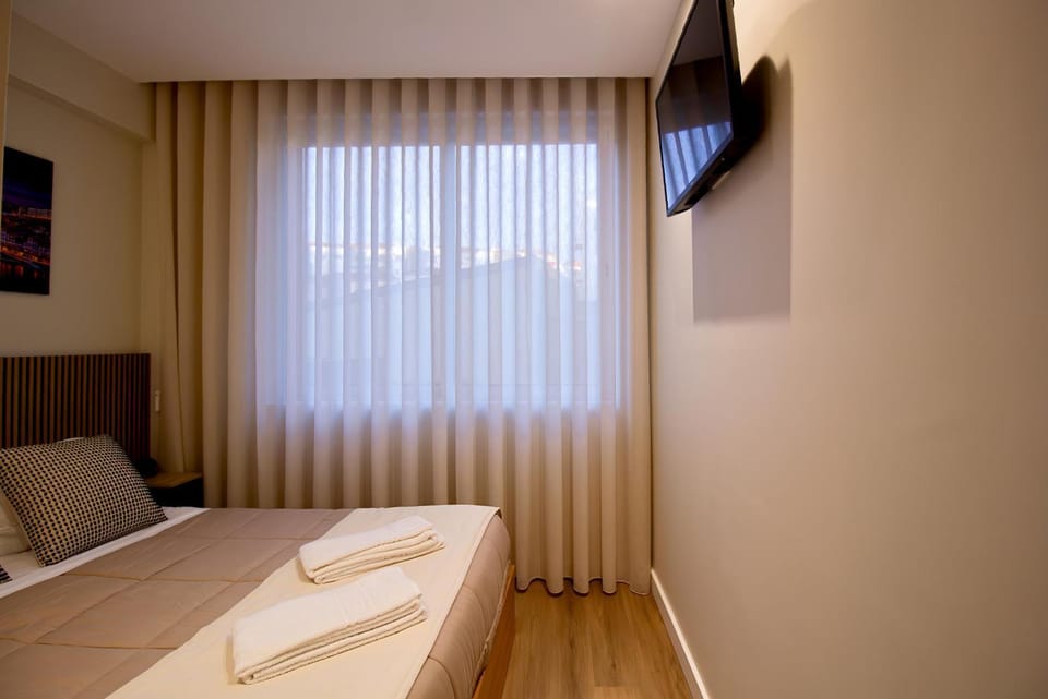 Bed, TV and multimedia, Photo of the whole room, Bedroom