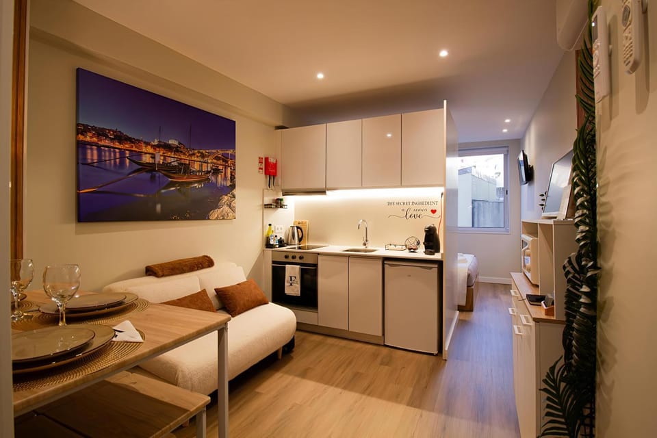 TV and multimedia, Kitchen or kitchenette, Living room, Seating area, Dining area, oven, stove