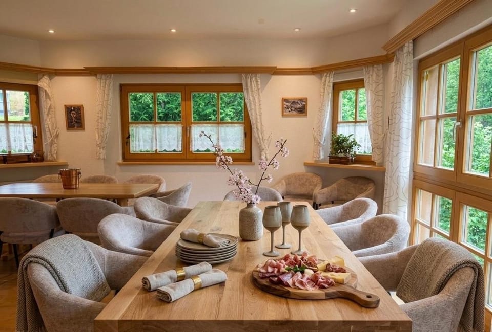 Seating area, Dining area