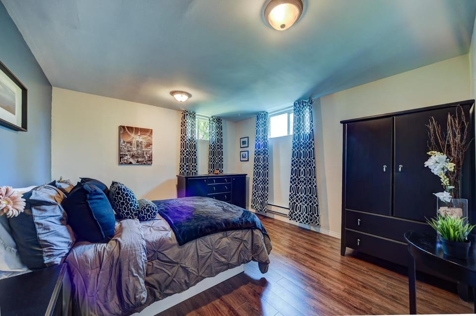 Photo of the whole room, Bedroom