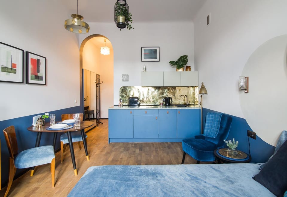 Coffee/tea facilities, Kitchen or kitchenette, Living room, Seating area