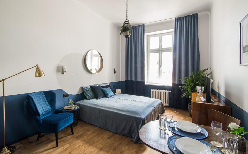 Bed, TV and multimedia, Living room, Photo of the whole room, Seating area, Dining area, Bedroom
