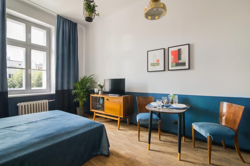 Bed, Photo of the whole room, Decorative detail, Seating area, Dining area, Bedroom