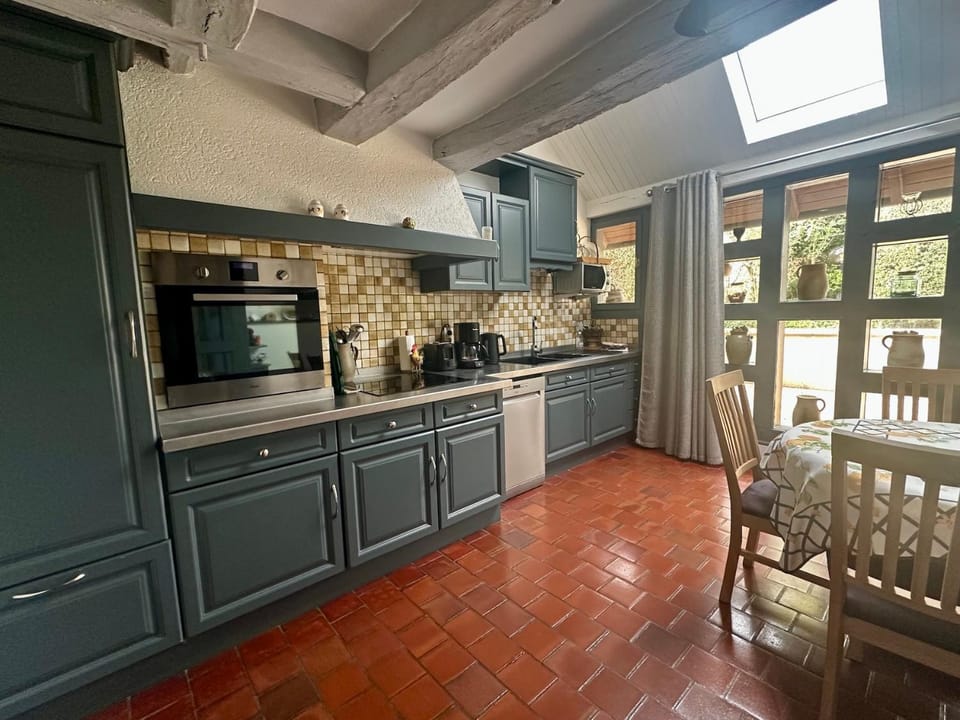 Coffee/tea facilities, Dining area, dishwasher, microwave, kitchen