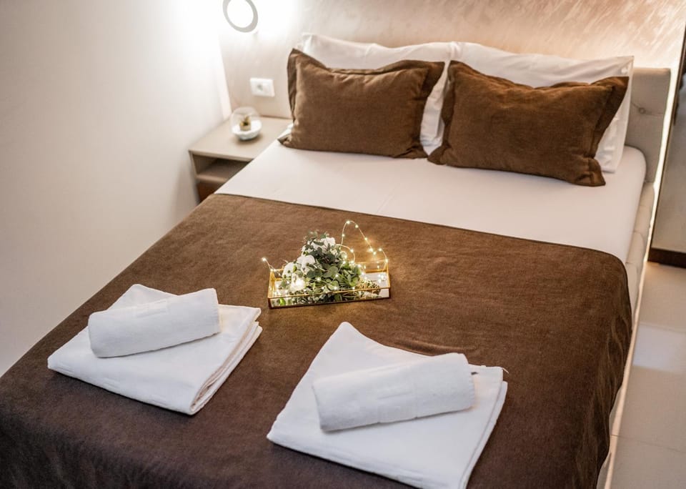 Bed, Internal: Not applicable to any particular room