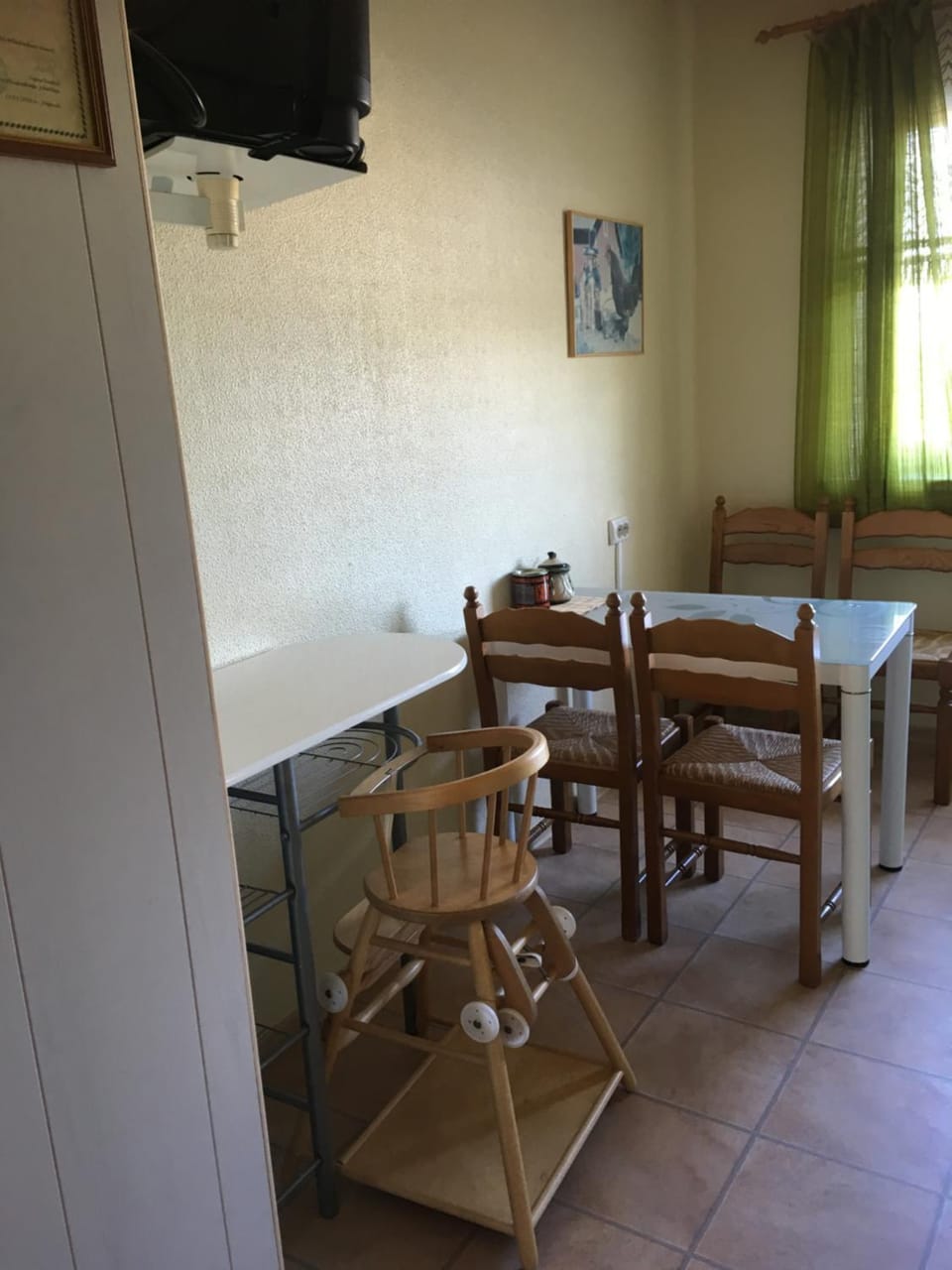 Coffee/tea facilities, Kitchen or kitchenette, Dining area, Family