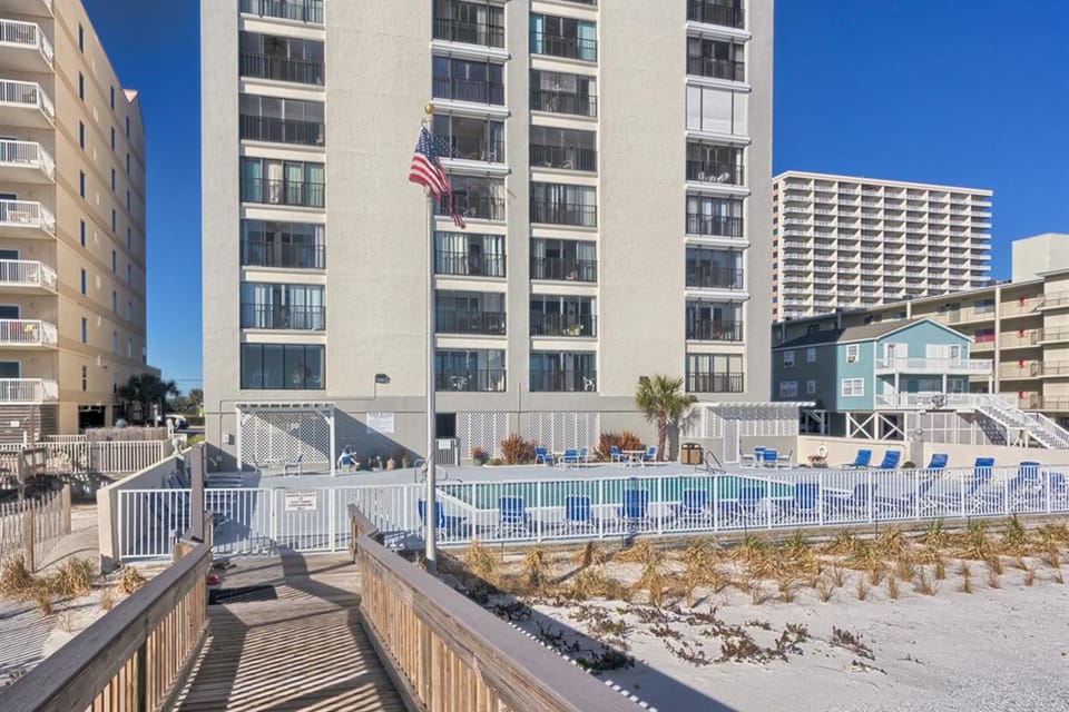 Gulf Tower 14W Apartment in West Beach