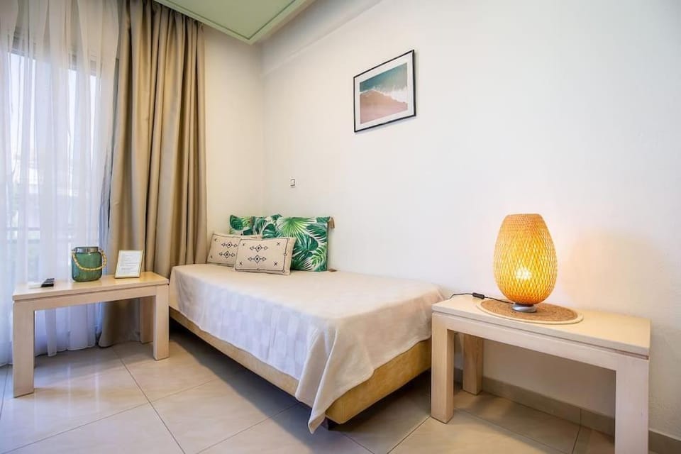 Bed, Seating area