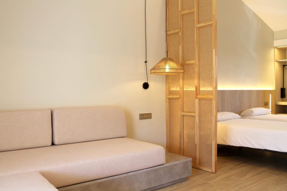 Photo of the whole room, Seating area, Bedroom, wardrobe