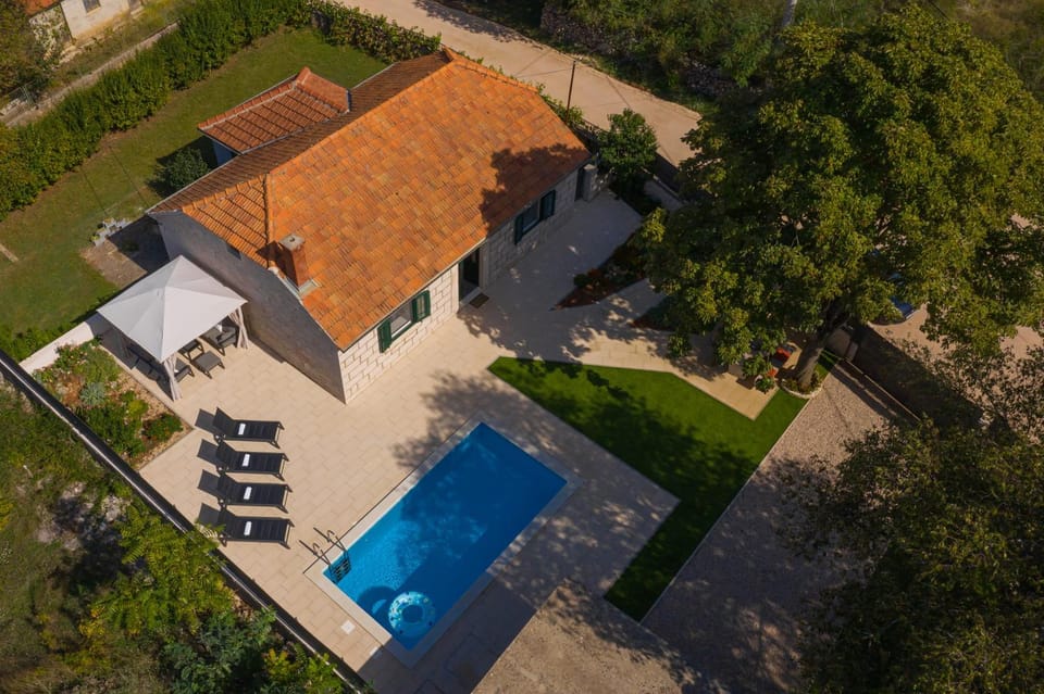Property building, Bird's eye view, Swimming pool, sunbed