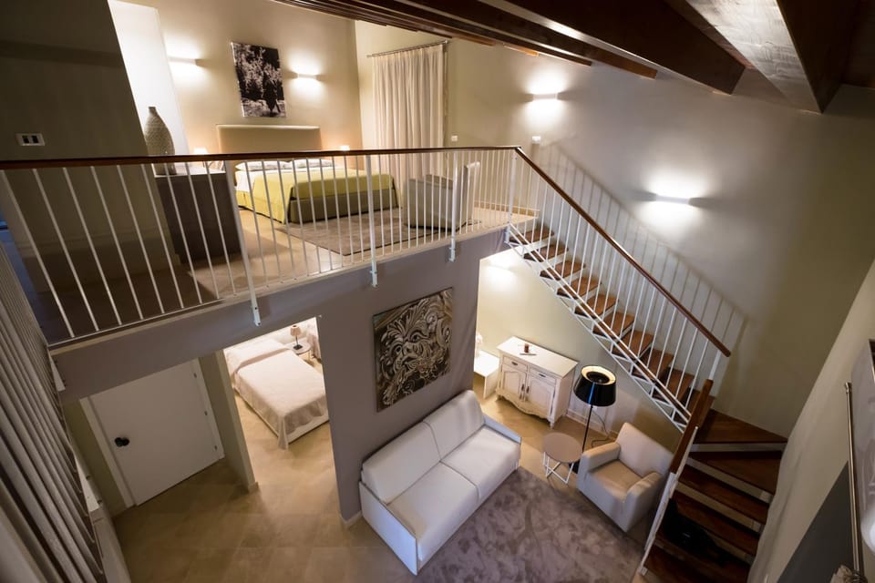Bed, People, TV and multimedia, Coffee/tea facilities, Kitchen or kitchenette, Living room, Photo of the whole room, Seating area, Dining area, Bedroom, Family