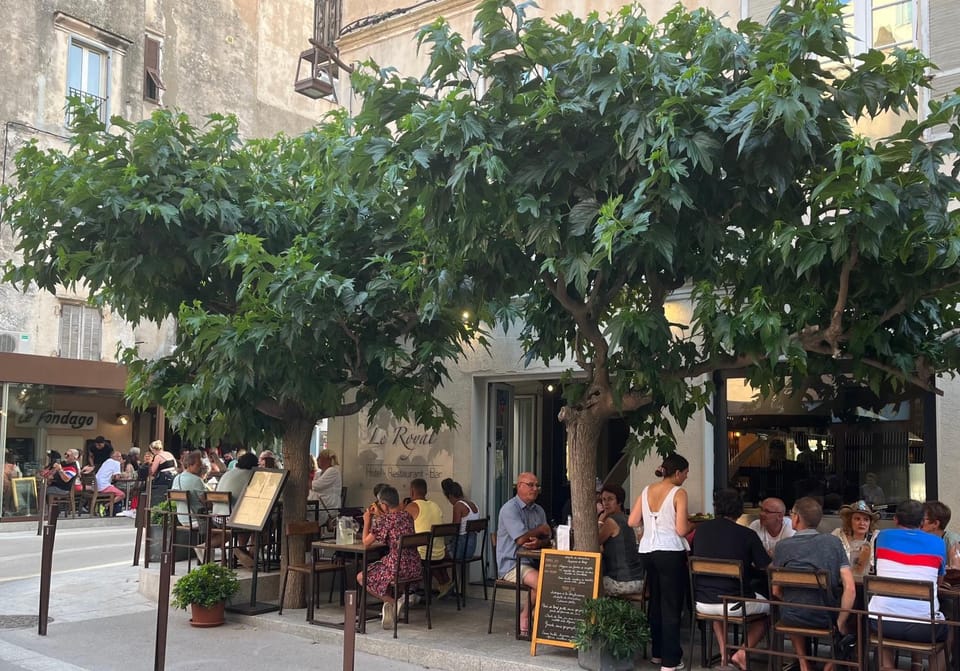 Property building, Restaurant/places to eat, Balcony/Terrace