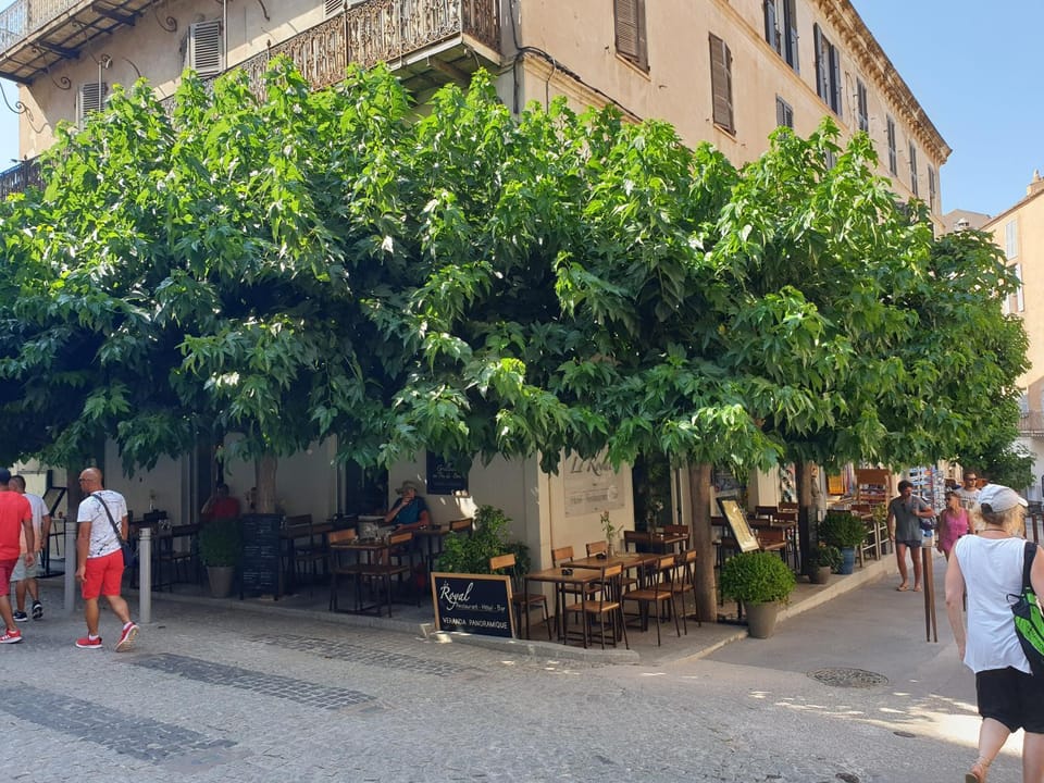 Property building, Restaurant/places to eat, Balcony/Terrace