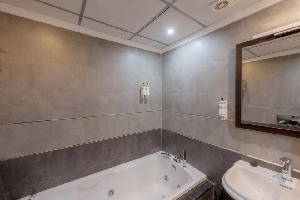 Hot Tub, Bathroom