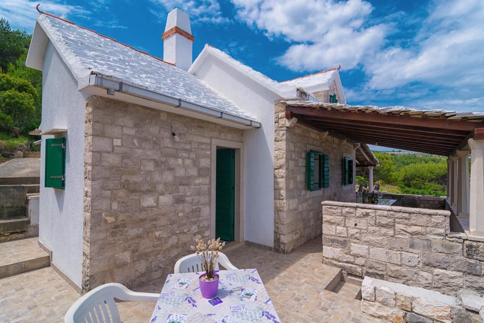 Property building, Patio, Day, Balcony/Terrace, Balcony/Terrace, Seating area, Landmark view, Sea view, Sea view