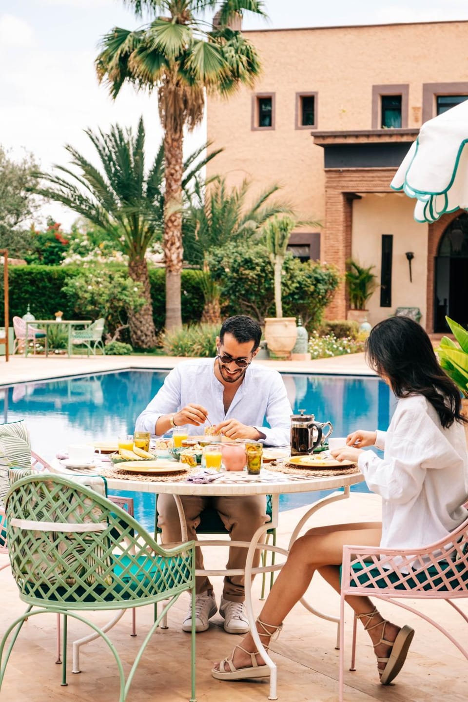 Property building, Food and drinks, Guests, Swimming pool, Breakfast, group of guests