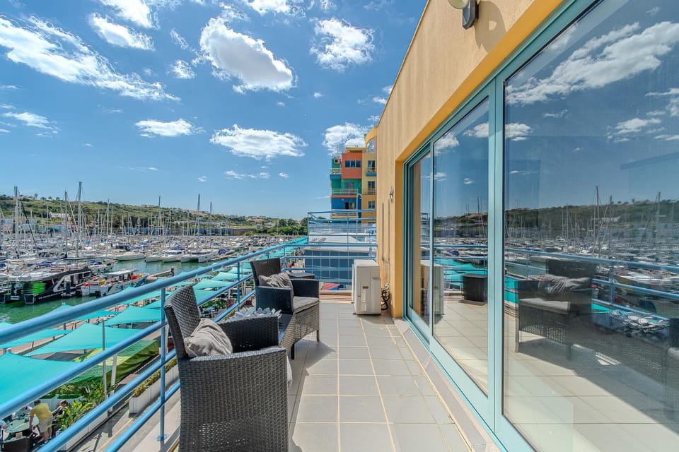 Stylish Marina Bungalow, 2 Bedrooms, Pool Access Apartment in Guia