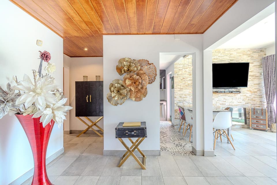 Stylish Marina Bungalow, 2 Bedrooms, Pool Access Apartment in Guia