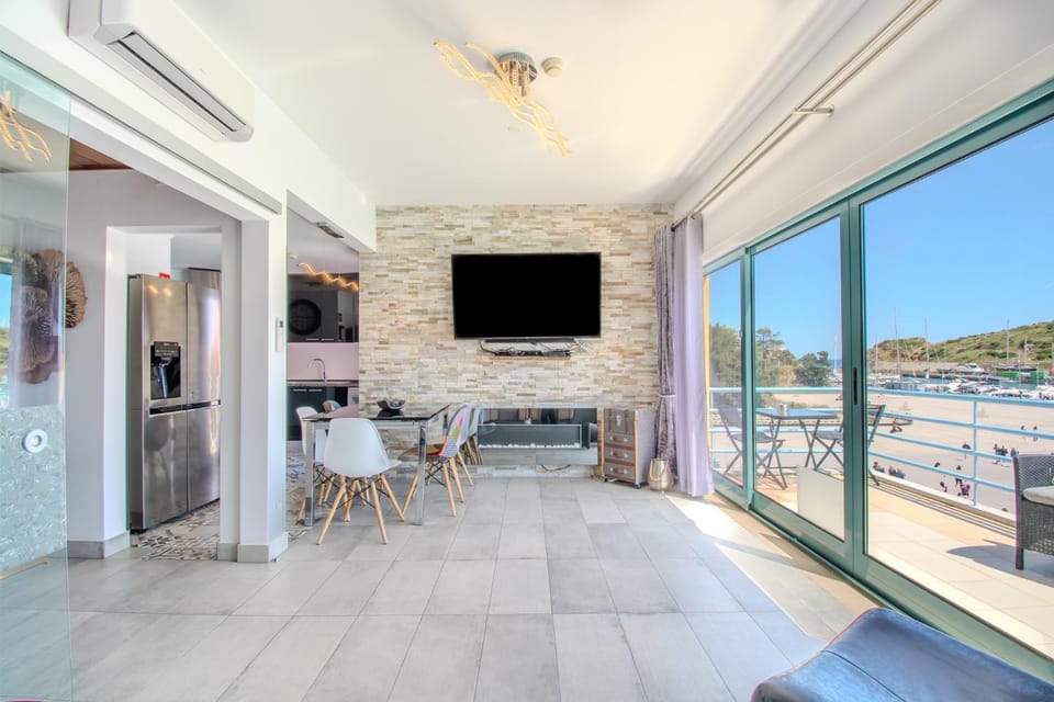 Stylish Marina Bungalow, 2 Bedrooms, Pool Access Apartment in Guia