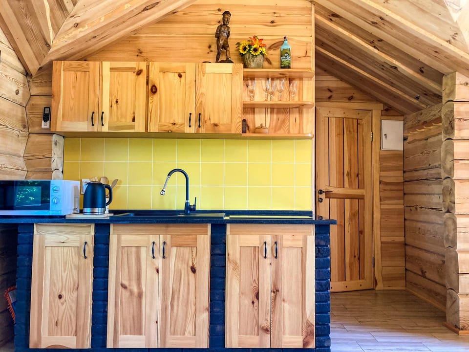 Coffee/tea facilities, internet, minibar, stove, air conditioner