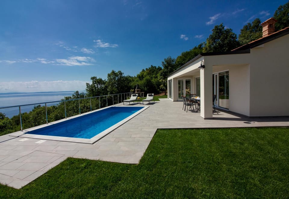 Property building, Patio, Balcony/Terrace, Swimming pool