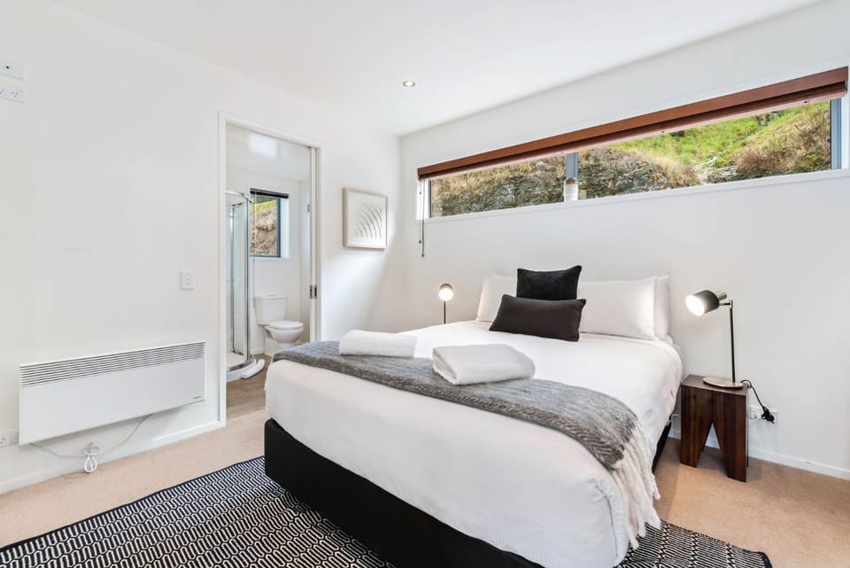 Bed, Bathroom, Bedroom, towels
