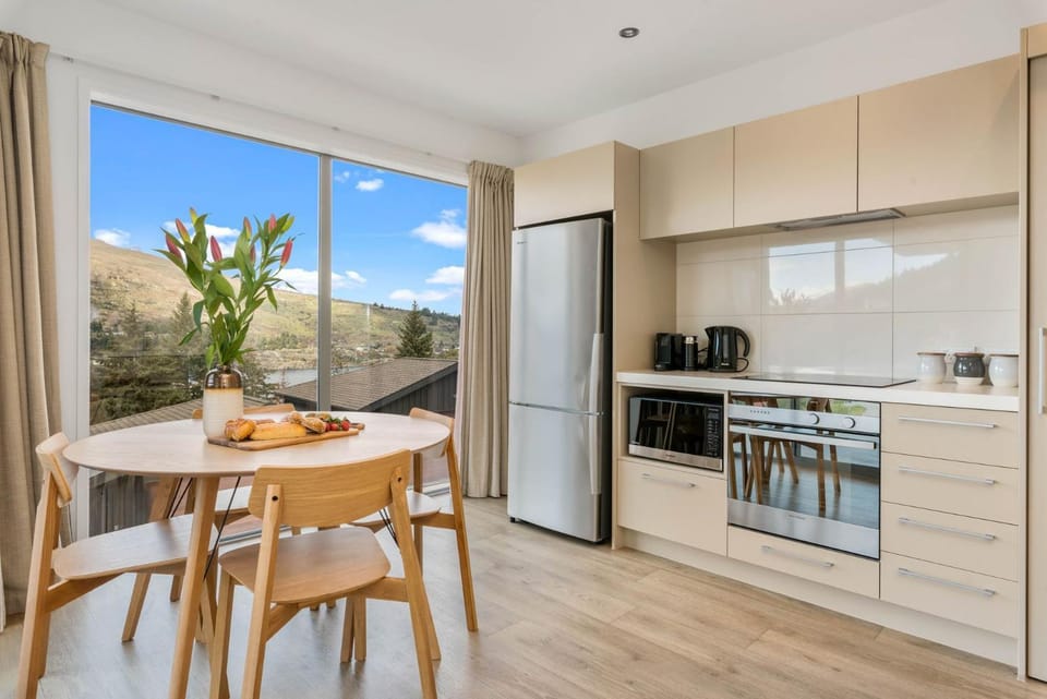 Natural landscape, Coffee/tea facilities, Kitchen or kitchenette, Dining area, minibar, pet friendly, stove, toaster