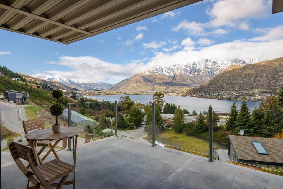 Property building, View (from property/room), Balcony/Terrace, Lake view, Mountain view