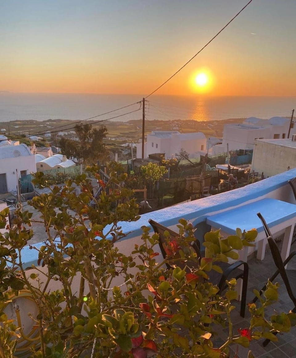 Property building, Day, Natural landscape, Sea view, Swimming pool, Location, Sunrise