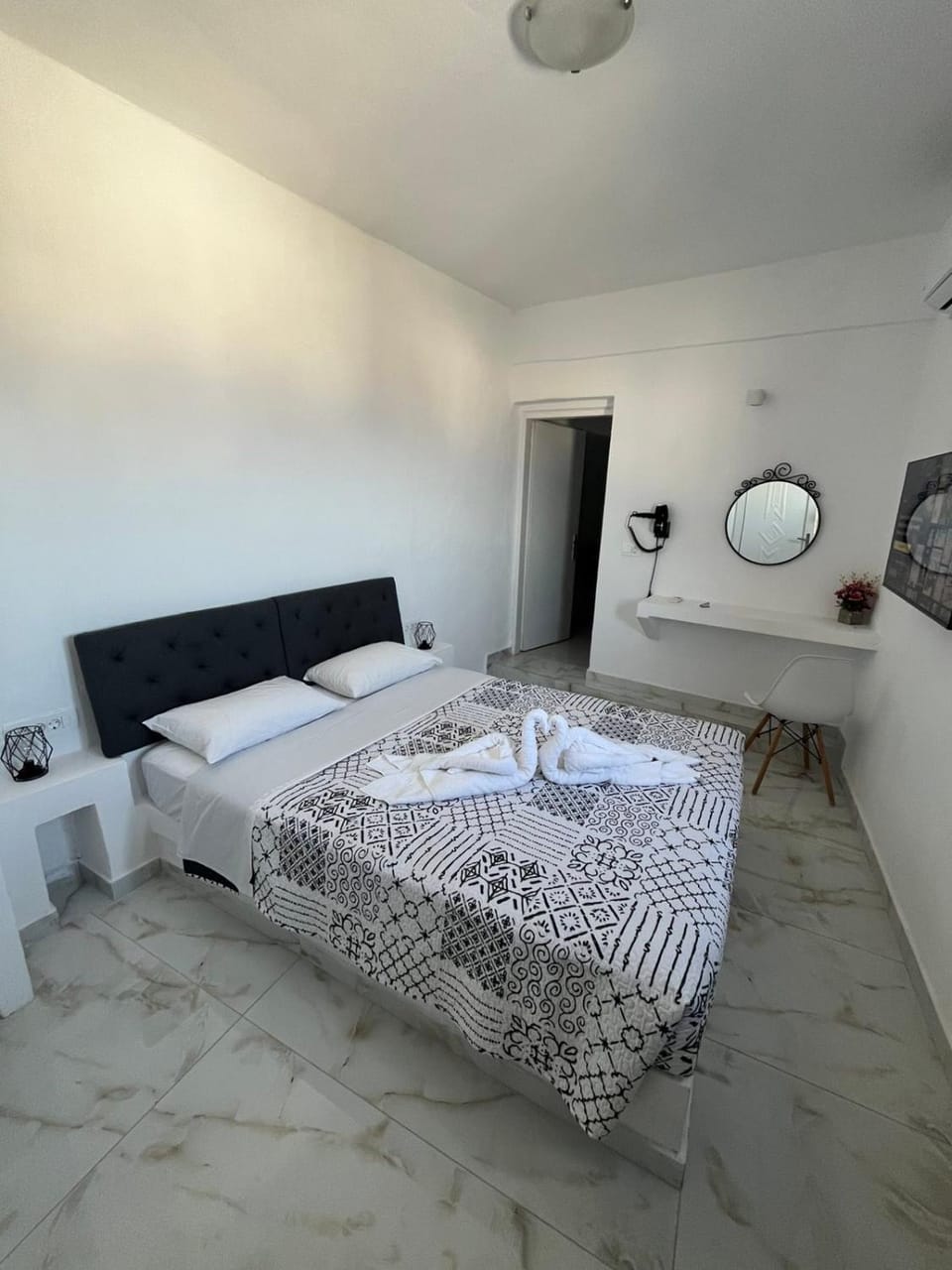 Bed, TV and multimedia, Photo of the whole room, Bedroom, towels