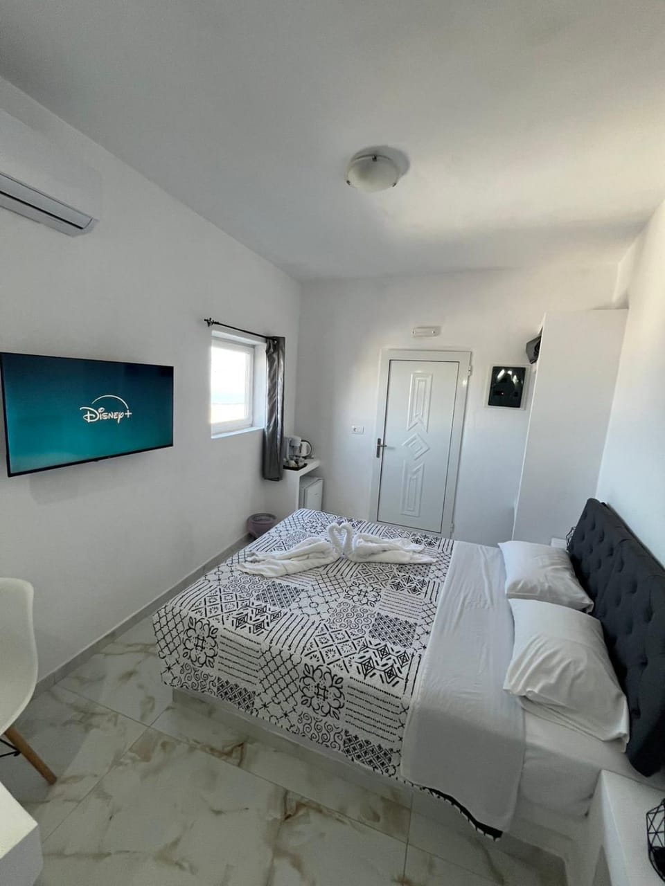 Bed, TV and multimedia, Photo of the whole room, Bedroom, towels, wardrobe, air conditioner