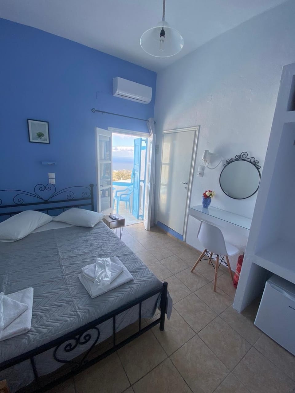 Toilet, Property building, Bed, View (from property/room), Balcony/Terrace, Photo of the whole room, Bedroom, Sea view, towels, wardrobe, air conditioner