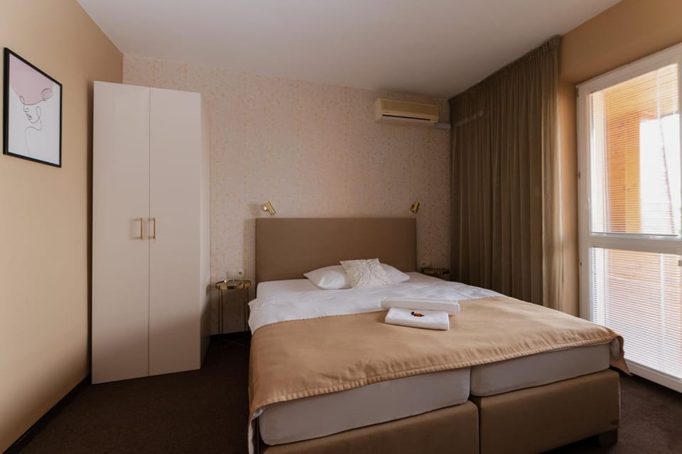 Photo of the whole room, wardrobe, air conditioner