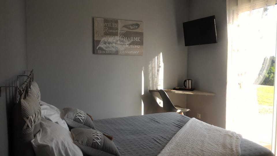 Bed, TV and multimedia, Coffee/tea facilities, Photo of the whole room