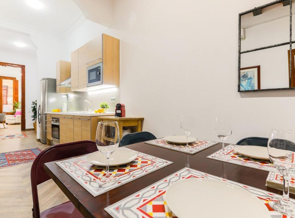 Historic 1847 Building, 120m2, Gothic Quarter Apartment in Barcelona