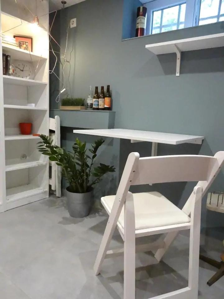 Library, Dining area, Garden view
