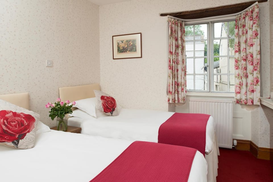 Photo of the whole room, Bedroom, Street view