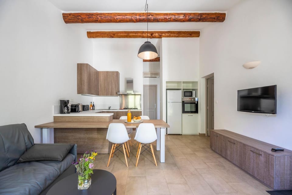 TV and multimedia, Coffee/tea facilities, Living room, Dining area, minibar