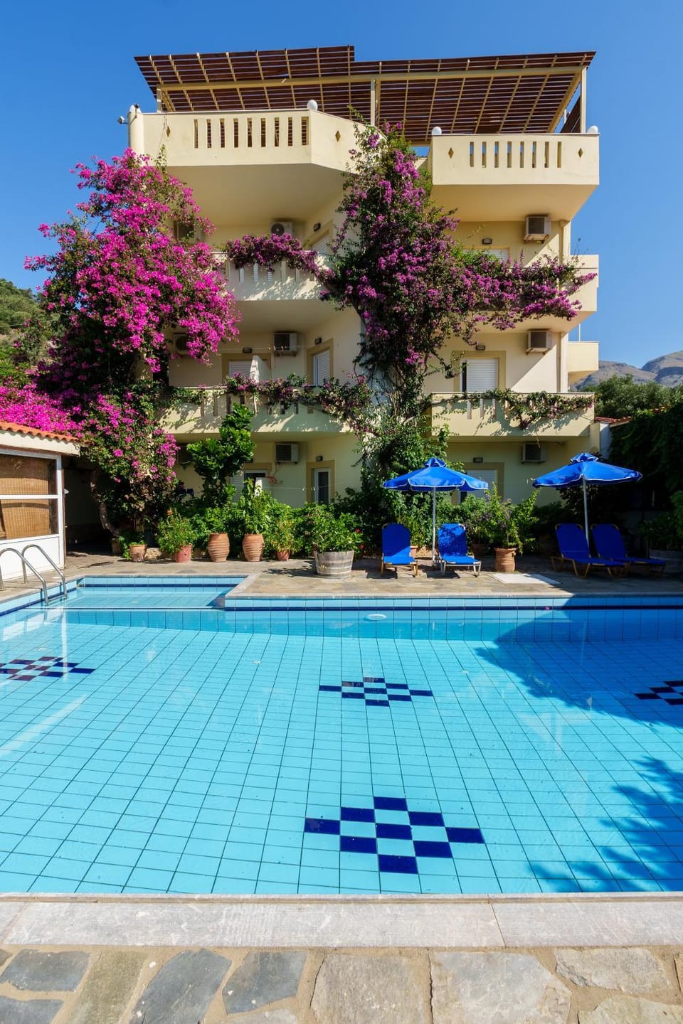 Property building, Summer, Autumn, Swimming pool
