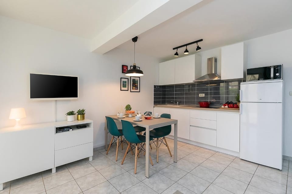 Kitchen or kitchenette, Dining area