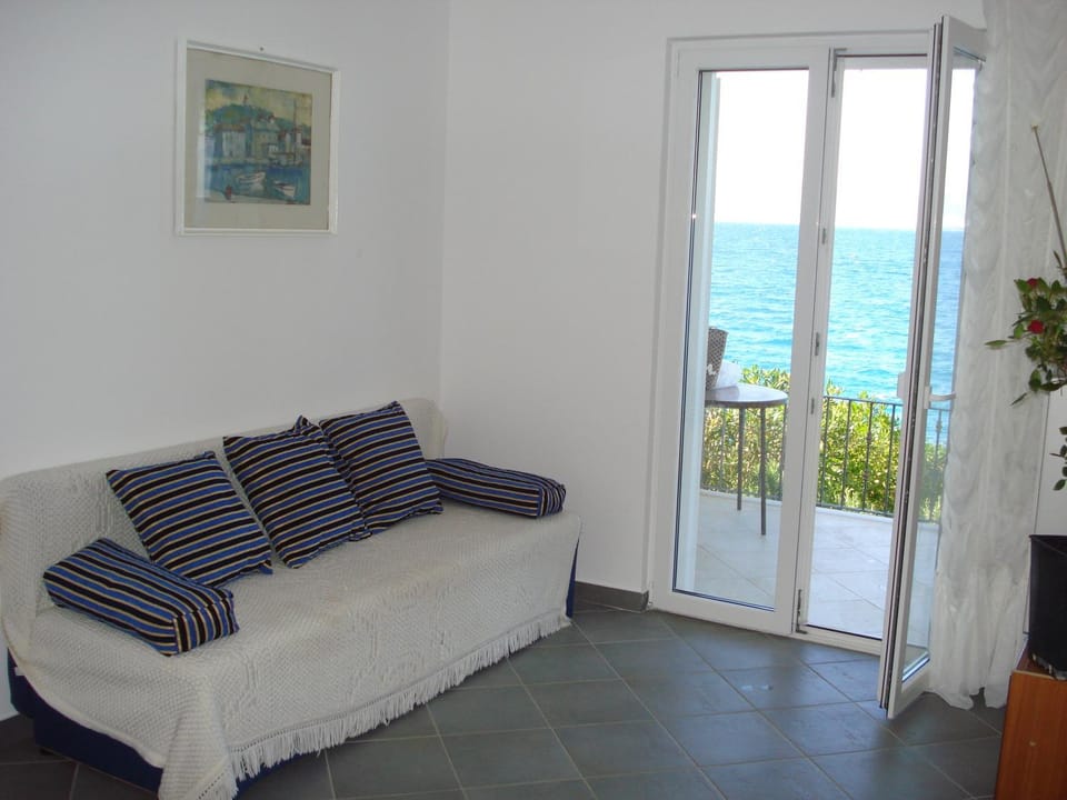 Day, Living room