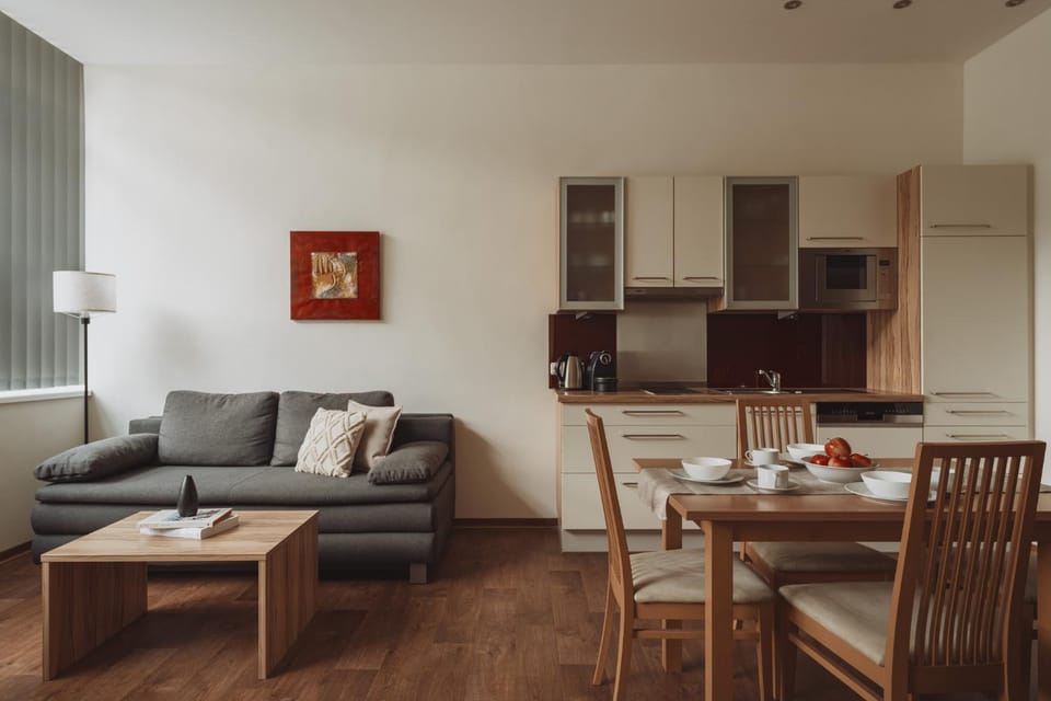 Coffee/tea facilities, Kitchen or kitchenette, Living room, Dining area, dishwasher, microwave, stove, kitchen