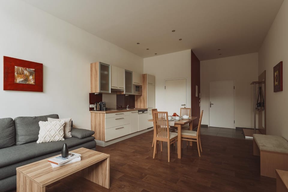 Coffee/tea facilities, Kitchen or kitchenette, Living room, dishwasher, microwave, stove, kitchen
