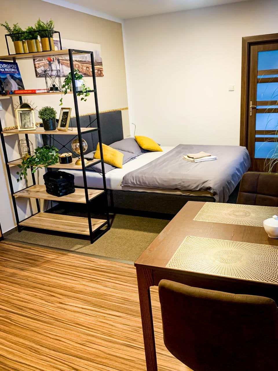 Photo of the whole room, Bedroom