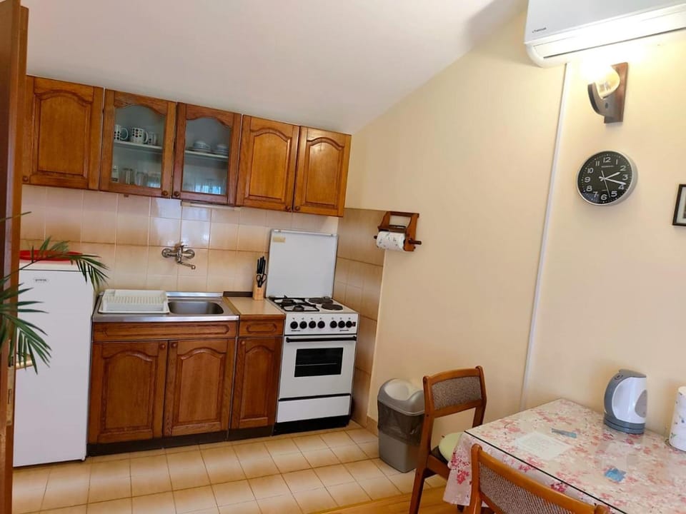 Kitchen or kitchenette, air conditioner
