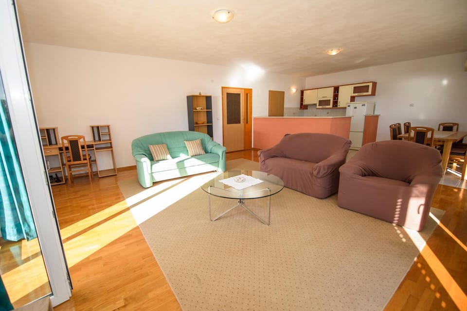 Kitchen or kitchenette, Seating area, Dining area