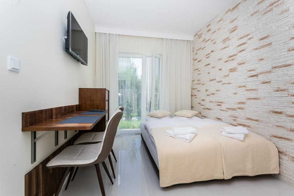 Bed, TV and multimedia, Photo of the whole room, Bedroom, hair dresser, towels