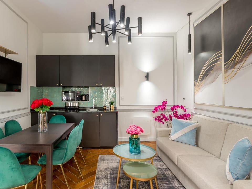 TV and multimedia, Coffee/tea facilities, Kitchen or kitchenette, Living room, Seating area, Dining area, microwave